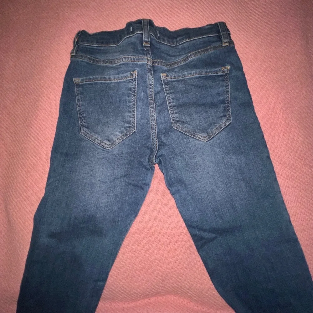 Free People Distressed Skinny Jeans Blue Denim Frayed Hem Size 25‎